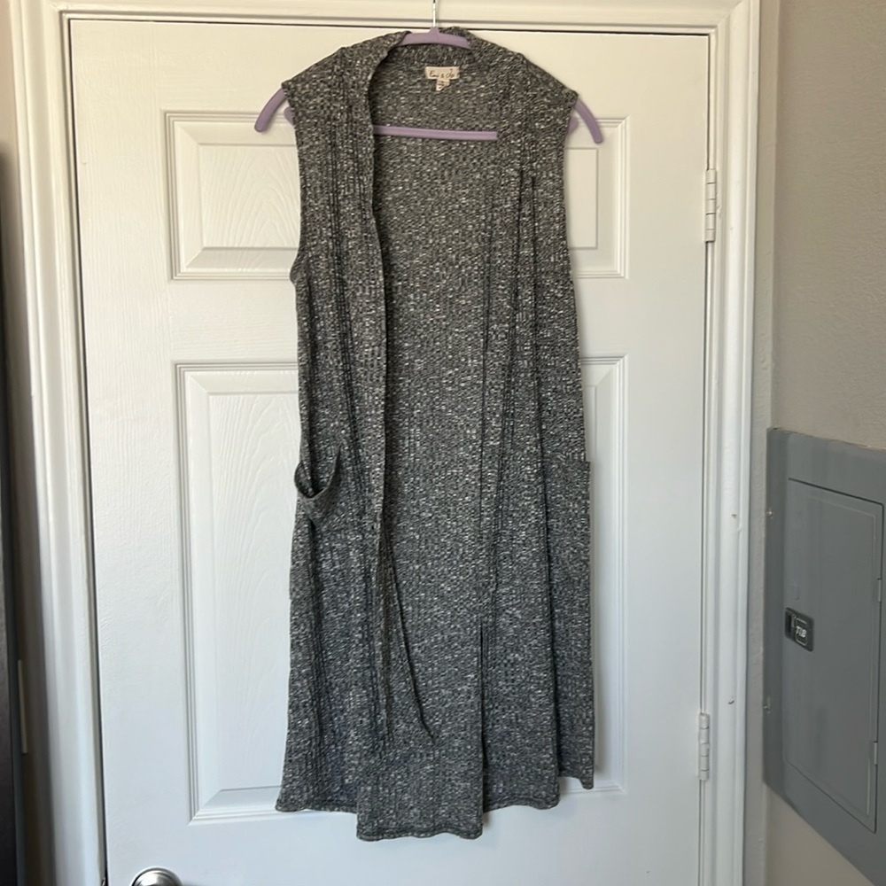 Cardigan. Sleeveless. Long. Grey/black. L.